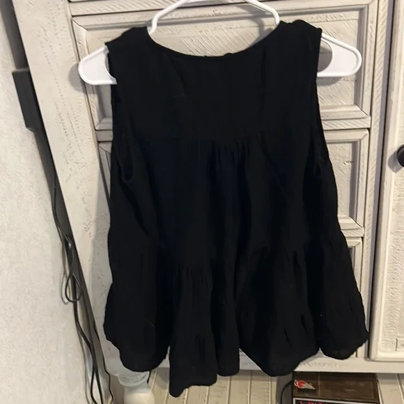 Black loose fitting sleeveless blouse - Picture 4 of 5